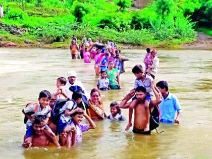 The danger is to cross the river | जीव धोक्यात घालून करावी लागते नदीपार