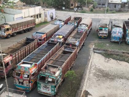 30 tons of sand seized from 13 dumpers in Navapur | नवापूरला १३ डंपरमधून ३० टन वाळू जप्त 30 tons of sand seized from 13 dumpers in Navapur | नवापूरला १३ डंपरमधून ३० टन वाळू जप्त