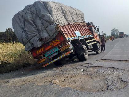 The highway pits are life-threatening | महामार्गावरील खड्डे ठरताहेत जीवघेणे The highway pits are life-threatening | महामार्गावरील खड्डे ठरताहेत जीवघेणे