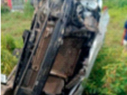 The vehicle overturned three times and fell down the road | तीन वेळा उलटून वाहन पडले रस्त्याच्या खाली The vehicle overturned three times and fell down the road | तीन वेळा उलटून वाहन पडले रस्त्याच्या खाली