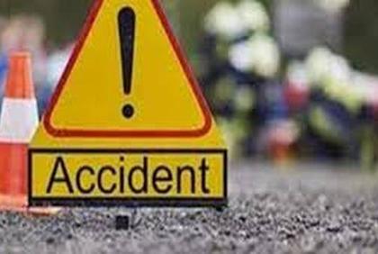 The jeep overturned on the climb, injuring four | चढावावर जीप उलटून चार जखमी