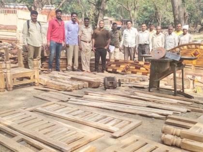 Two lakh teak and furniture seized | दोन लाखाचे सागवान व फर्निचर जप्त Two lakh teak and furniture seized | दोन लाखाचे सागवान व फर्निचर जप्त
