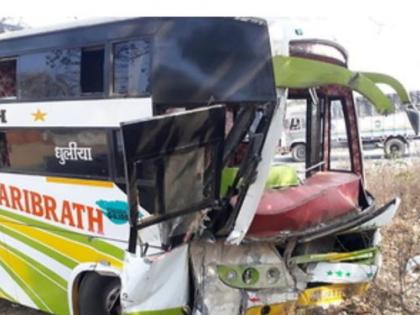 चरणमाळ घाटात लक्झरी बसचा अपघात