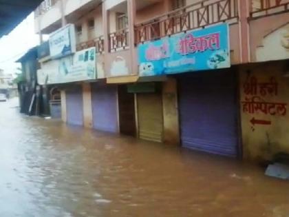 Shahadat under water due to encroachment on the sidewalk | पाटचारींवरील अतिक्रमणामुळे शहादा पाण्याखाली