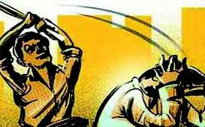 Rang Said came in and beat the injured | राँग साईडने येऊन धडक देत जखमीलाच मारहाण Rang Said came in and beat the injured | राँग साईडने येऊन धडक देत जखमीलाच मारहाण