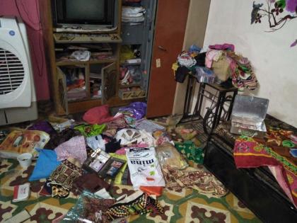 Six lacquer burglars by putting a nasty drug in the nook of both of the sleepers outside the house | घराबाहेर झोपलेल्या दोघांच्या नाकात गुंगीचे औषध टाकून सहा लाखाची घरफोडी Six lacquer burglars by putting a nasty drug in the nook of both of the sleepers outside the house | घराबाहेर झोपलेल्या दोघांच्या नाकात गुंगीचे औषध टाकून सहा लाखाची घरफोडी