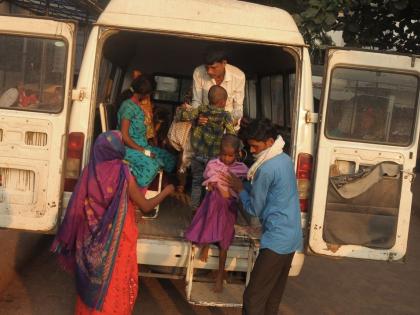 Eight people in the same family are ill due to food poisoning | अन्नातून विषबाधेमुळे एकाच कुटूंबातील आठ जण अत्यवस्थ Eight people in the same family are ill due to food poisoning | अन्नातून विषबाधेमुळे एकाच कुटूंबातील आठ जण अत्यवस्थ