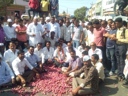 Onion poured on the road due to the collapse of the house | भाव कोसळल्याने रस्त्यावर ओतला कांदा