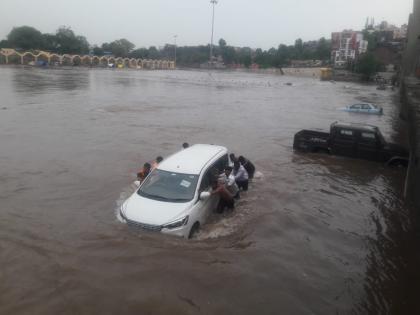 Carrying vehicles rescued | वाहून जाणारी वाहने वाचविली