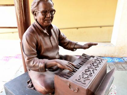 Pu L Various shades of shadow sculpture | पु. ल. यांच्या विविध छटा उलगडणारे शिल्पप्रदर्शन