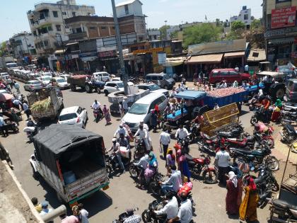 A flood of lockdown crowds | लॉकडाऊन झुगारून गर्दीचा महापूर