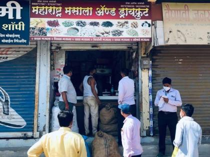 Action taken against 4 shopkeepers for violating time | वेळेचे उल्लंघन करणाऱ्या ४ दुकानदारांवर कारवाई