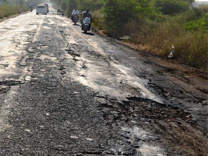 Patch says the parabhani border | खड्डेच सांगतात परभणीची हद्द