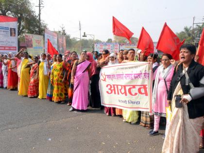 Parbhaniat Jail Bharo movement of Anganwadi Sevikas | परभणीत अंगणवाडी सेविकांचे जेलभरो आंदोलन