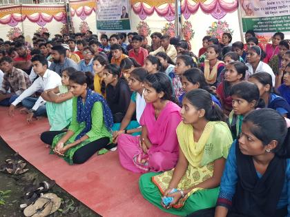 Tribal students' fasting temporarily suspended | आदिवासी विद्यार्थ्यांचे उपोषण तात्पुरते स्थगित