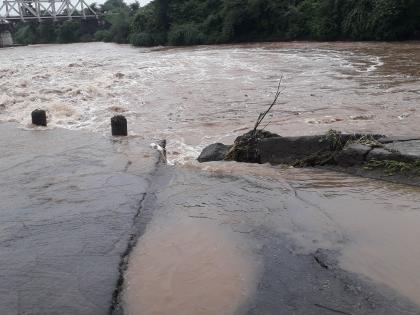 The bridge over the Bhokar River collapses on the Raver-Punkheda route | रावेर-पुनखेडा मार्गावरील भोकर नदीवरील पूल खचला