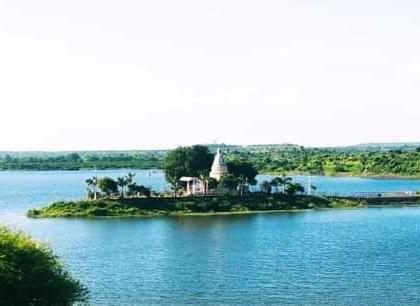 Sai temple in Hartale lake attracts devotees | हरताळे तलावातील साई मंदिराची भाविकांवर भुरळ