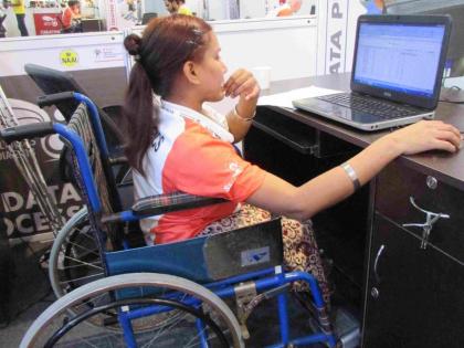 Corona: A helping hand to make the disabled self-reliant | कोरोना : दिव्यांगांना आत्मनिर्भर बनवण्यासाठी मदतीचा हात