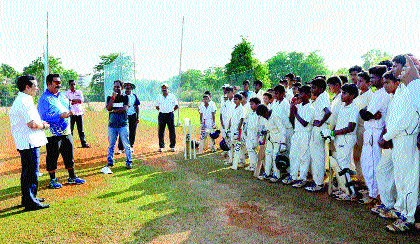 Cricket lessons of 'Virat' instructors gave students | ‘विराट’च्या प्रशिक्षकांनी दिले विद्यार्थ्यांना क्रिकेटचे धडे