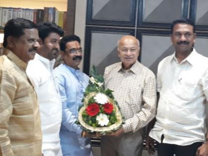 Sushilkumar Shinde should fight for Solapur Loksabha elections, Shivsena's district coordinator Varadhe | सुशीलकुमार शिंदे यांनीच सोलापूर लोकसभेची निवडणुक लढवावी, शिवसेनेचे जिल्हा समन्वयक बरडे यांचे साकडे