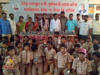   Eco-friendly Ganesh idol built by 500 students of Devpur school | देवपूर विद्यालयाच्या ५०० विद्यार्थ्यांनी बनविल्या पर्यावरणपूरक गणेशमूर्ती