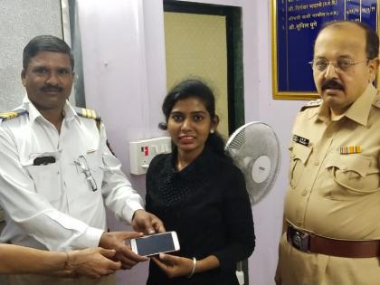 Honest Thane traffic police returns missing mobile phone to ladies | ठाण्याच्या वाहतूक पोलिसाच्या प्रामाणिकपणामुळे तरुणीला मिळाला मोबाइल