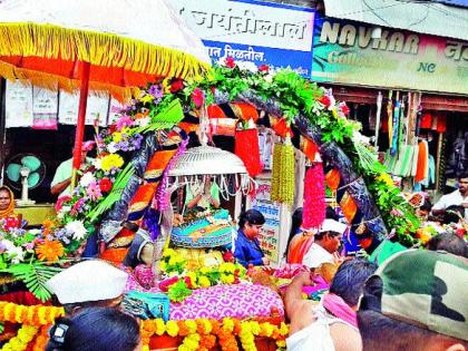 Trimbakeshwar devotees roared | त्र्यंबकेश्वर भाविकांनी गजबजले