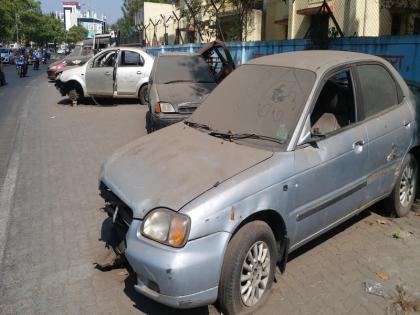 action on unattended vehicles but what about vehicles parked in front of police staions | रस्त्यावरील बेवारस वाहनांवर कारवाई ; पाेलीस स्टेशनच्या बाहेरील वाहनांचे काय ?