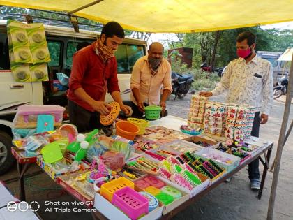 Merchant on the street as there is no weekly market | आठवडा बाजार नसल्याने व्यापारी रस्त्यावर