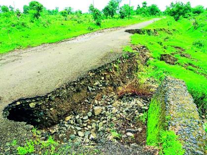 Bridge collapsed, two villages lost contact | पूल खचला, दोन गावांचा संपर्क तुटला