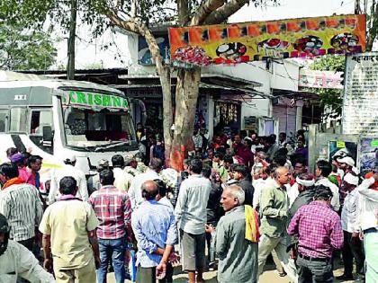 Seven bikes, four bicycle sticks with car | कारसह सात दुचाकी, चार सायकलींचा चुराडा