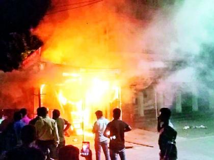 Three shops fire in Durga Theater | दुर्गा चित्रपटगृह परिसरात तीन दुकानांना आग