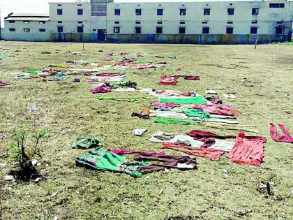 The clothes of the ashram school students are dry on the soil | मातीवर वाळतात आश्रम शाळेतील विद्यार्थ्यांचे कपडे