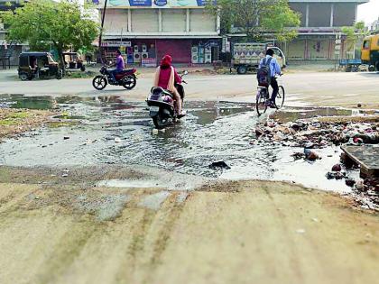 Waiting to get out of the drain | नालीच्या पाण्यातून काढावी लागते वाट