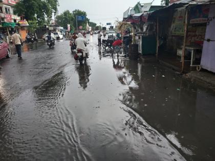 Due to rainy season, the drainage water is on the road ... | पावसाळापूर्व नालासफाई न केल्यामुळे गटारीचे पाणी रस्त्यावर...