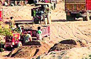 Illegal traffic of sand in Darwha taluka | दारव्हा तालुक्यात रेतीची अवैध वाहतूक