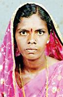 Throwing stones at his wife and killing his wife | अंगावर दगड टाकून पत्नीचा निर्घृण खून Throwing stones at his wife and killing his wife | अंगावर दगड टाकून पत्नीचा निर्घृण खून