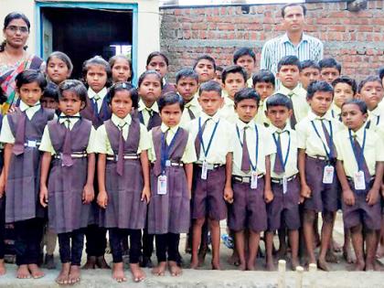 Half of the students are still without uniform | अद्याप अर्धे विद्यार्थी गणवेशाविनाच