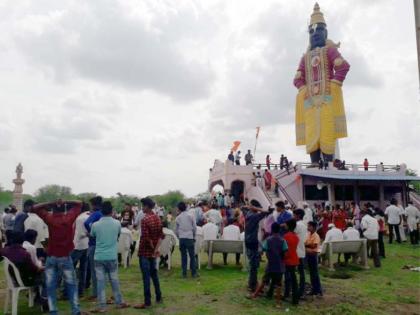 Devotees worshiped lord Vitthala for water | ‘नको सोन्या-चांदीचे दान; फक्त भिजव तहानलेले रान’