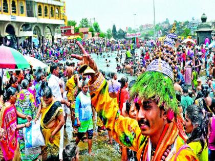 Tirthankaran in the Godavari on the occasion of more | अधिकमासाच्या सांगतेनिमित्त  गोदापात्रात तीर्थस्नान