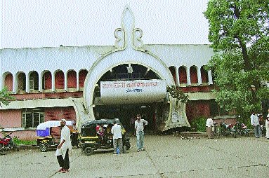 Aurangabad 'busport''s flyover jam | औरंगाबाद ‘बसपोर्ट’चा चक्का जाम