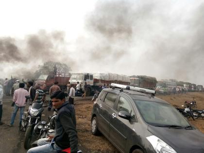 Stop the way of hailstorm affected farmers on the Nagpur-Amravati route | नागपूर-अमरावती मार्गावर गारपीटग्रस्त शेतकऱ्यांचे रास्ता रोको आंदोलन