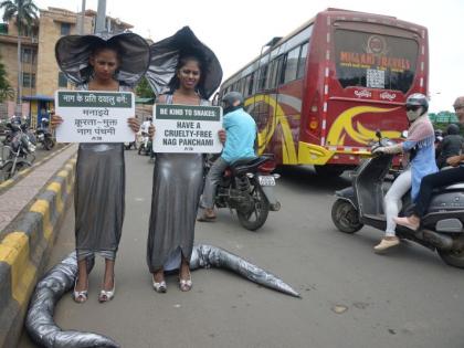 Girls wearing snake clothes stood in Nagpur's Constitution Chowk | अन् नागवेषधारी मुली नागपूरच्या संविधान चौकात उभ्या झाल्या