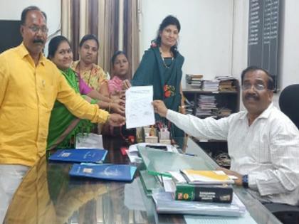 Take action on doctors and hostel staff in Sakri | साक्रीतील डॉक्टर व वसतीगृह कर्मचाऱ्यांवर कारवाई करा Take action on doctors and hostel staff in Sakri | साक्रीतील डॉक्टर व वसतीगृह कर्मचाऱ्यांवर कारवाई करा