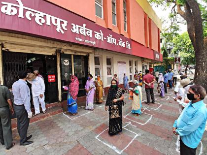 Roads for pensions, salaries: Women crowd for 'Janadhan' money | CoronaVirus Lockdown : पेन्शन, पगारासाठी रांगा रस्त्यावर : ‘जनधन’च्या पैशासाठी महिलांची गर्दी