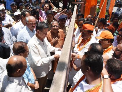 Shiv Sena's blockade on Gokul, the protesters blocked the gate | शिवसेनेचा गोकुळवर धडक मोर्चा, आंदोलकांना गेटवरच अडविले