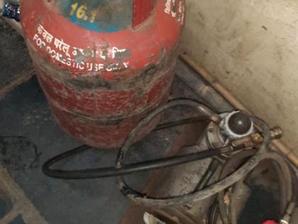 Illegal filling of gas in vehicle, youth arrested: Cylinder, electric weighbridge seized | वाहनात बेकायदेशीर गॅस भरताना छापा, तरुण ताब्यात : सिलिंडर, इलेक्ट्रिक वजनकाटा जप्त