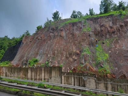 Nets banned to prevent mudslides at Kashedi Ghat on Mumbai Goa highway | मुंबई-गोवा महामार्गावरील कशेडी घाटात मातीचे ढिगारे रोखण्यासाठी जाळ्यांचा प्रतिबंध Nets banned to prevent mudslides at Kashedi Ghat on Mumbai Goa highway | मुंबई-गोवा महामार्गावरील कशेडी घाटात मातीचे ढिगारे रोखण्यासाठी जाळ्यांचा प्रतिबंध