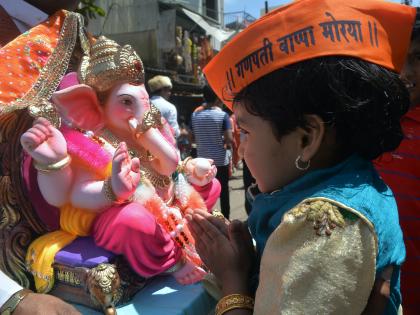 Sindhudurg: Ladki Ganaraya arrives at Thatta, the rural part of Goddess Gajabajala | Ganesh Chaturthi 2018 : सिंधुदुर्ग : लाडक्या गणरायाचे थाटात आगमन, देवगडातील ग्रामीण भाग गजबजला