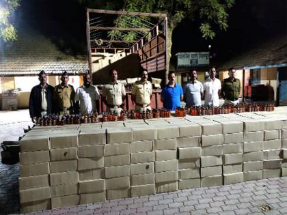 2 lakh fake liquor seized with vehicle | वाहनासह ४८ लाखांचा बनावट मद्यसाठा जप्त 2 lakh fake liquor seized with vehicle | वाहनासह ४८ लाखांचा बनावट मद्यसाठा जप्त
